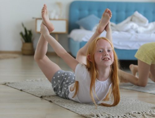 Petite fille qui fait du yoga