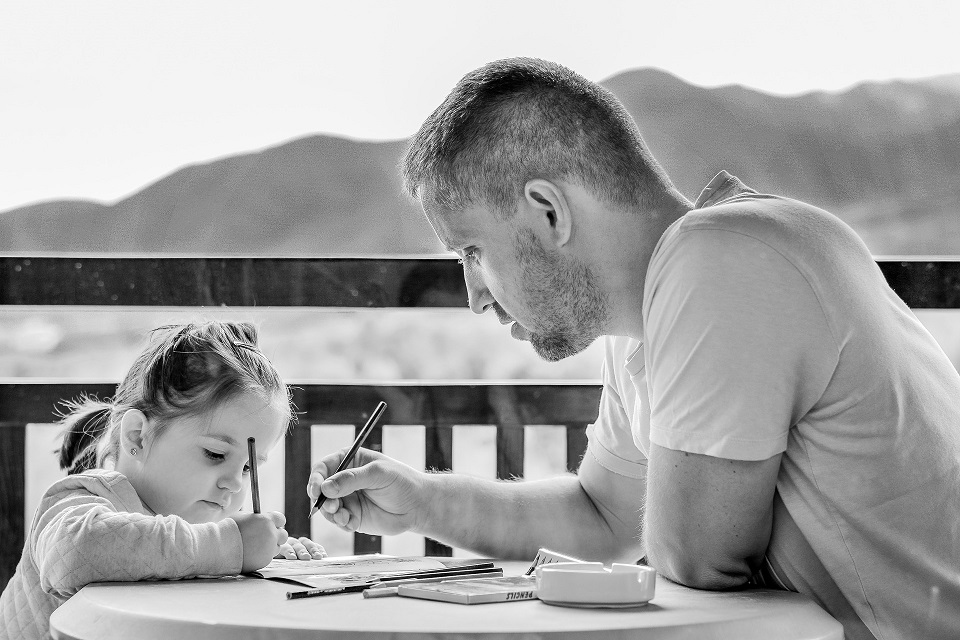 Un papa et sa fille travaillent l'écriture