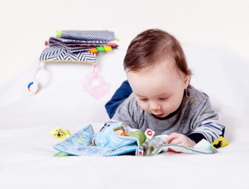 Bébé découvre un livre en tissu