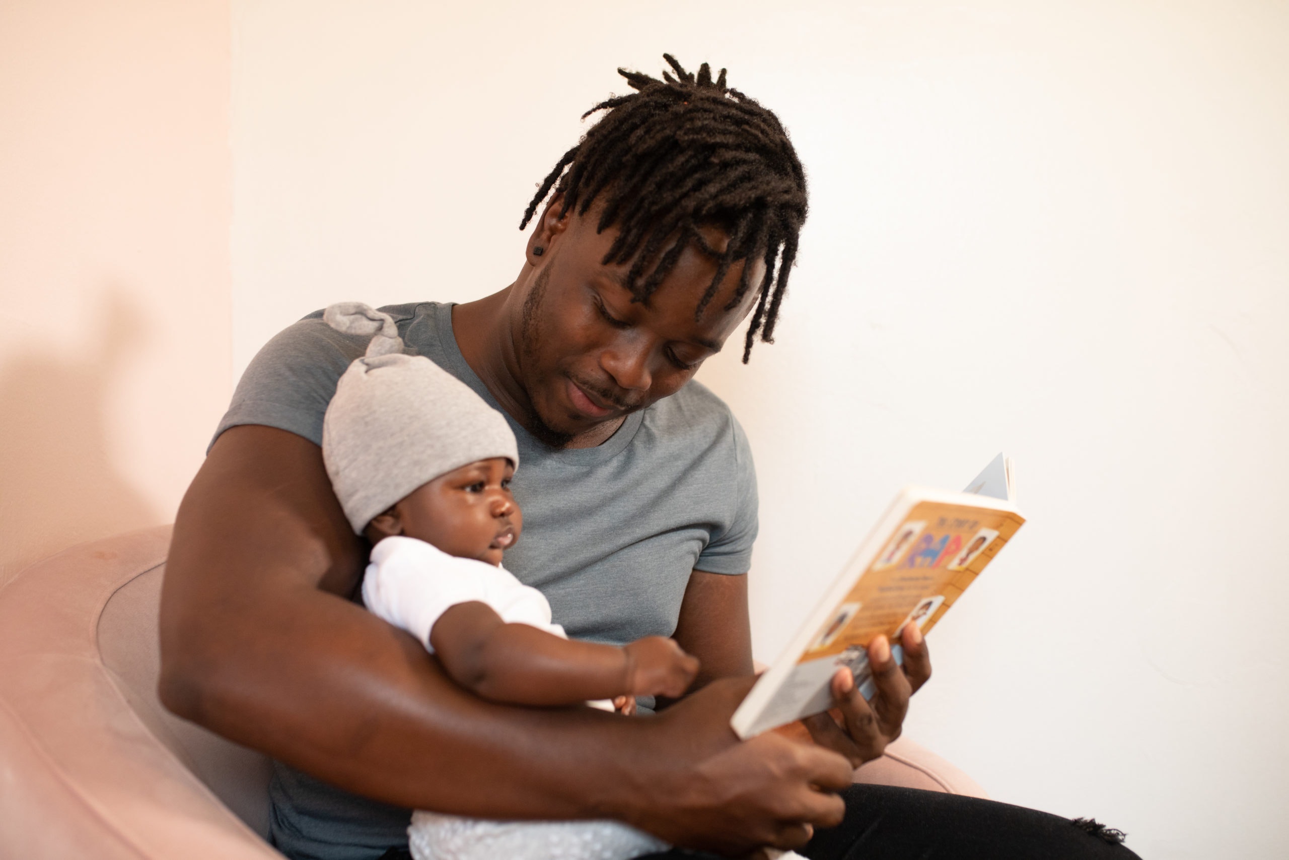 Un papa lit une histoire à son bébé