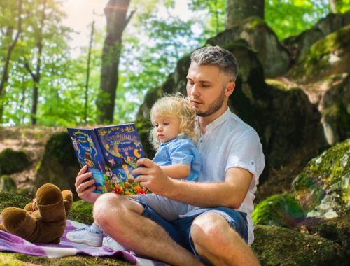 Un papa et une petite fille lisent un livre