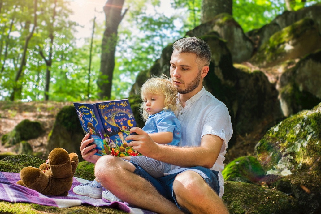 Un papa et une petite fille lisent un livre