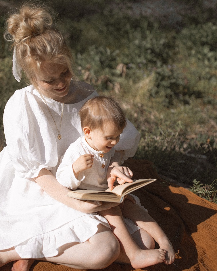 Une maman lit une histoire à son bébé