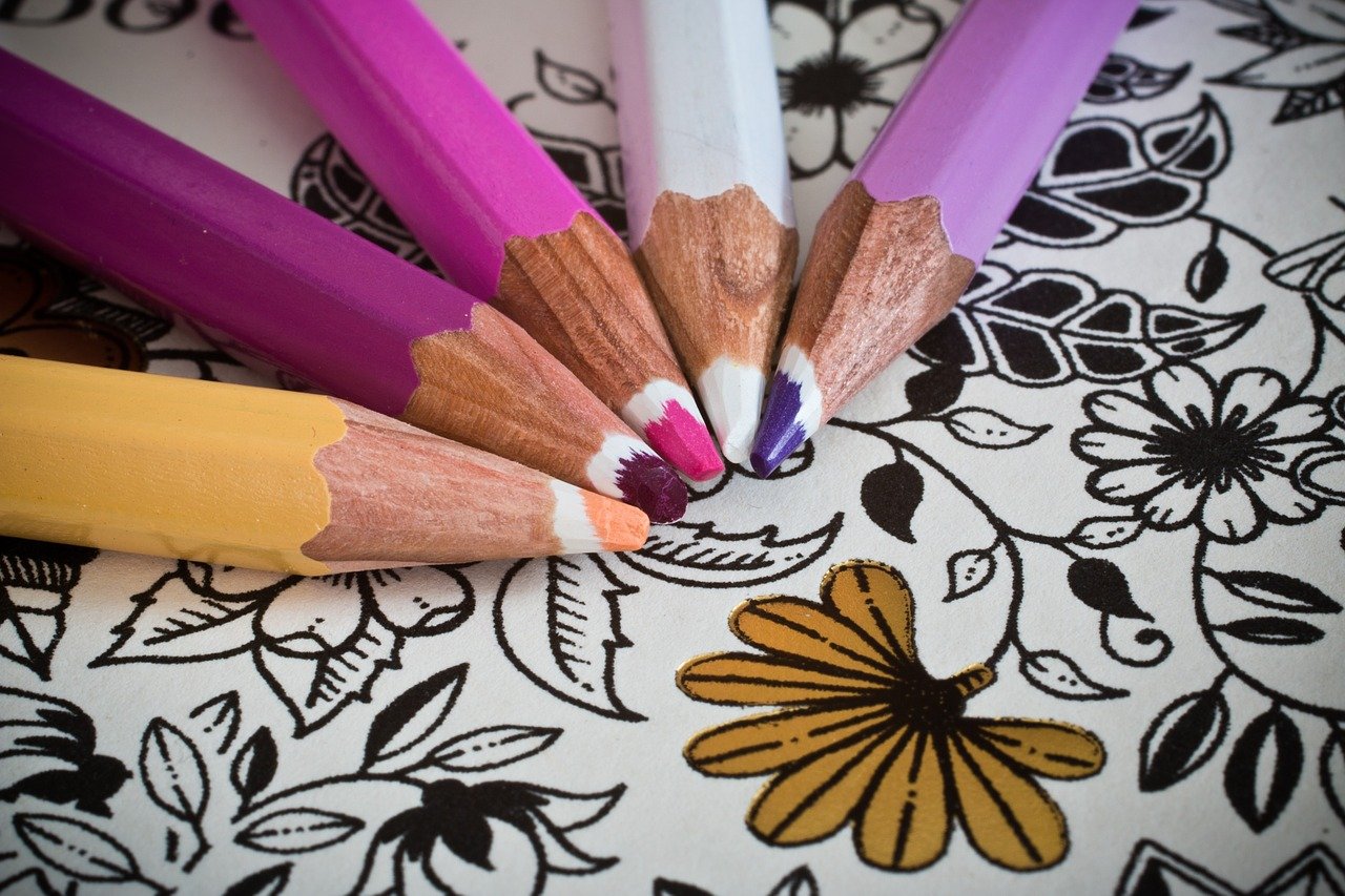 Un dessin et des crayons de couleur
