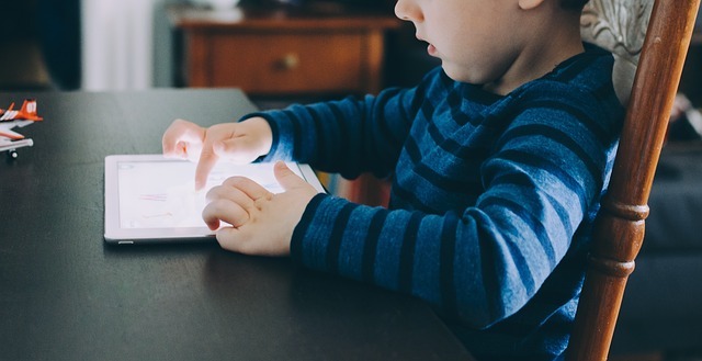 Un petit garçon joue sur une tablette