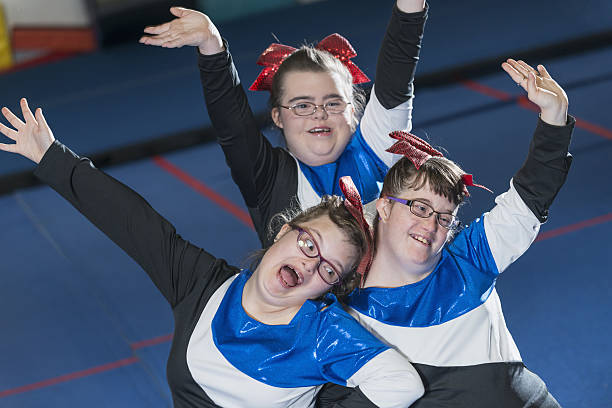 3 jeunes filles handicapées font de la gymnastique