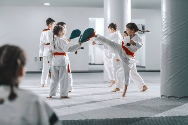 Un groupe d'enfants s'entraînent aux arts martiaux