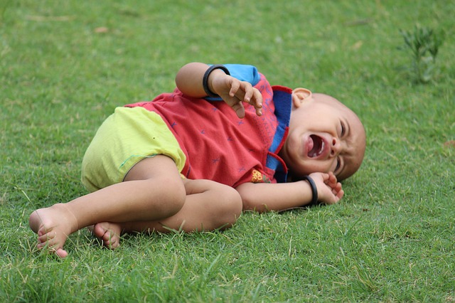 Un petit garçon pleure par terre