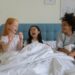 3 petites filles rigolent dans leur lit