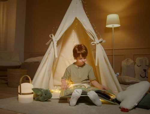 Un garçon lit un livre dans sa chambre