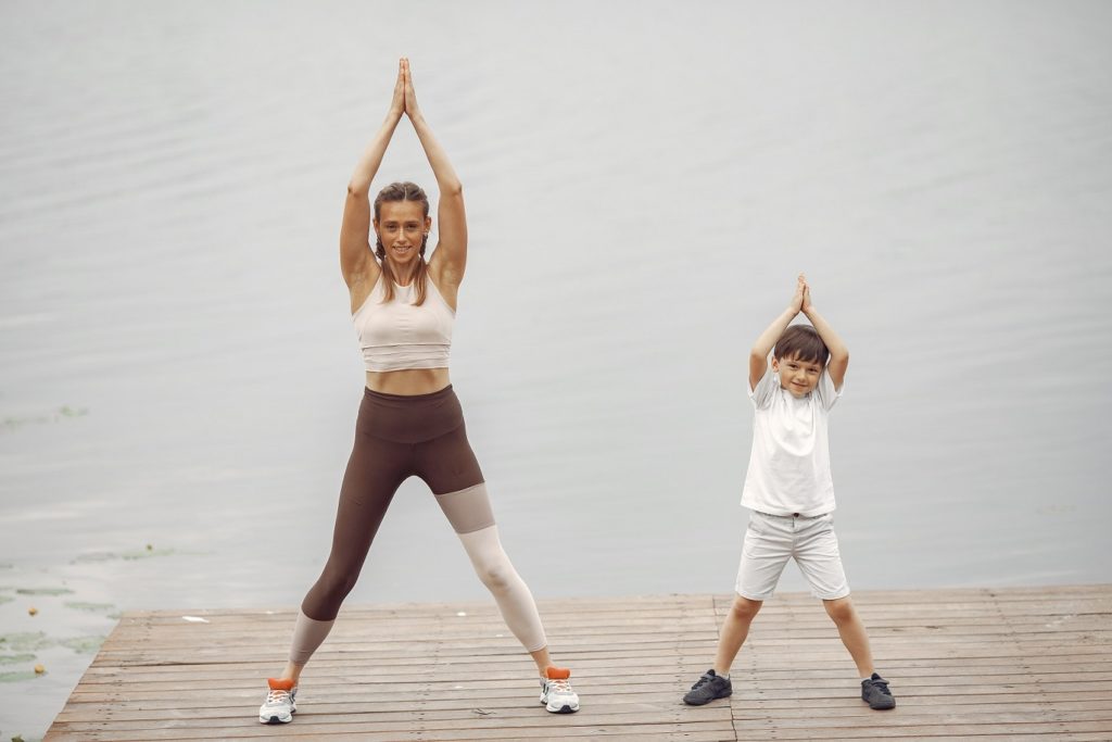 Deux enfants font du yoga