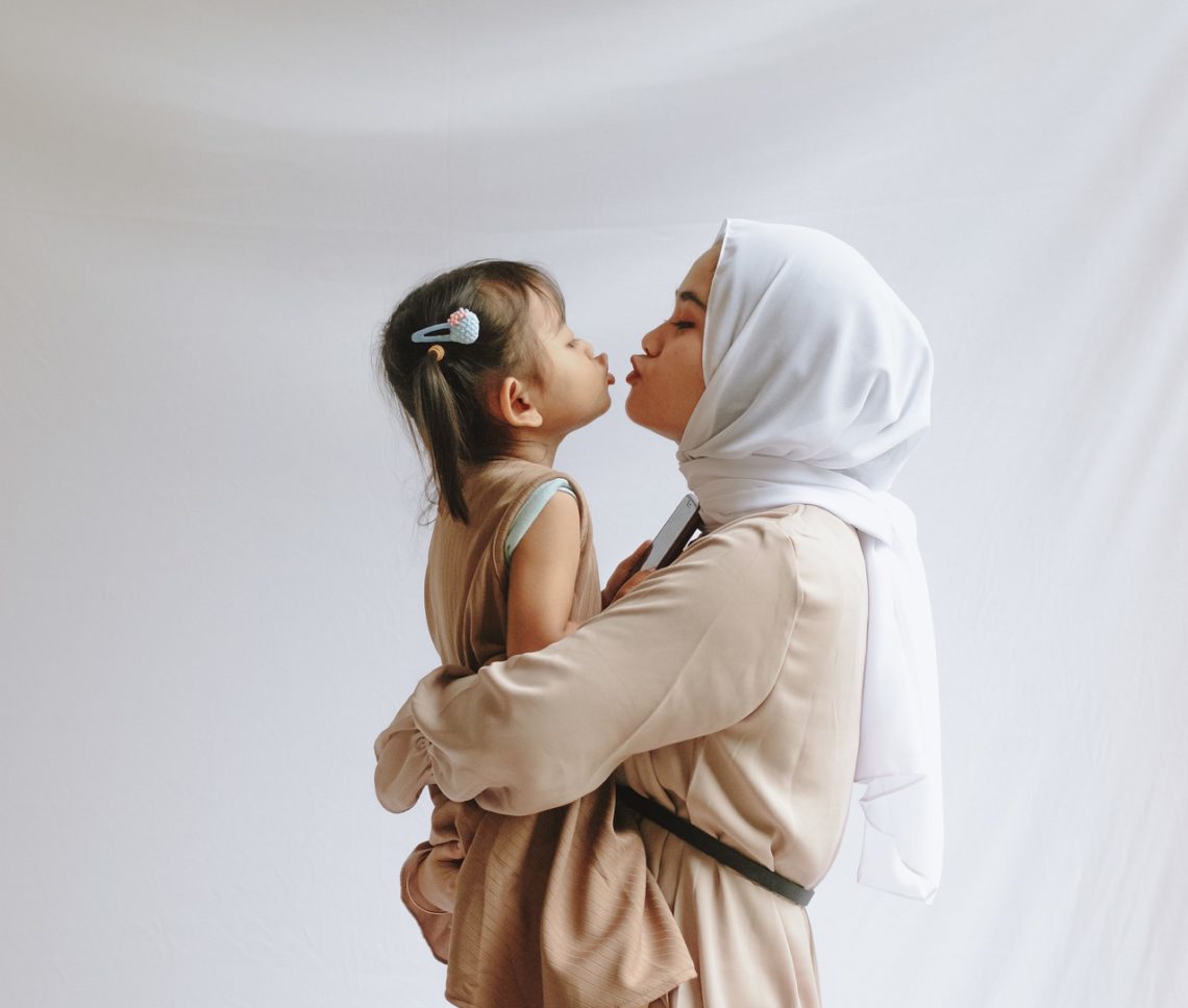 Une maman fait un bisou à sa fille