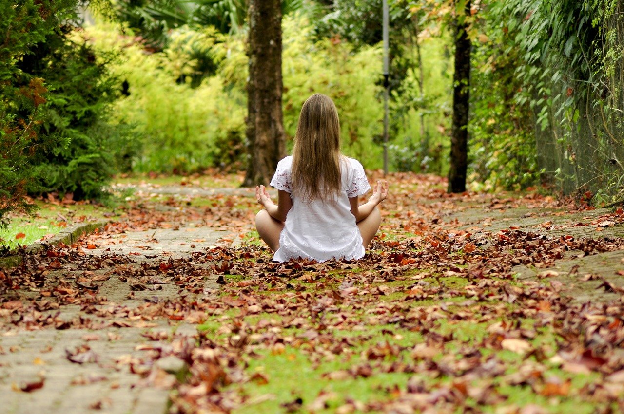 Une jeune fille médite dans la forêt