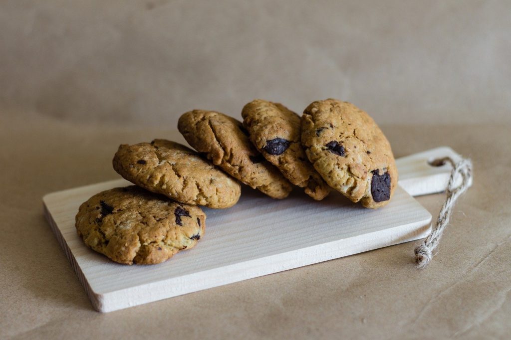cookies faits maison sur planche à découper