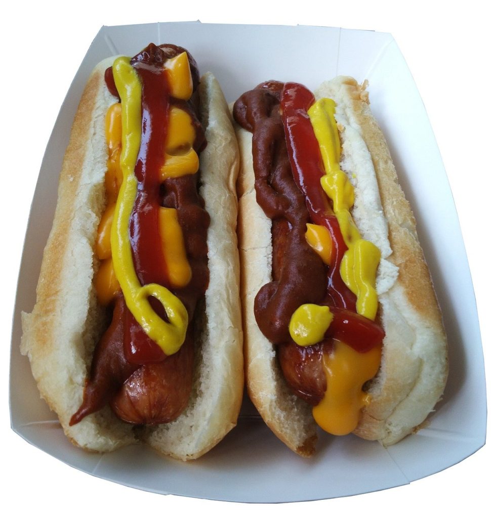 deux hot dog avec ketchup et mayonnaise en barquette