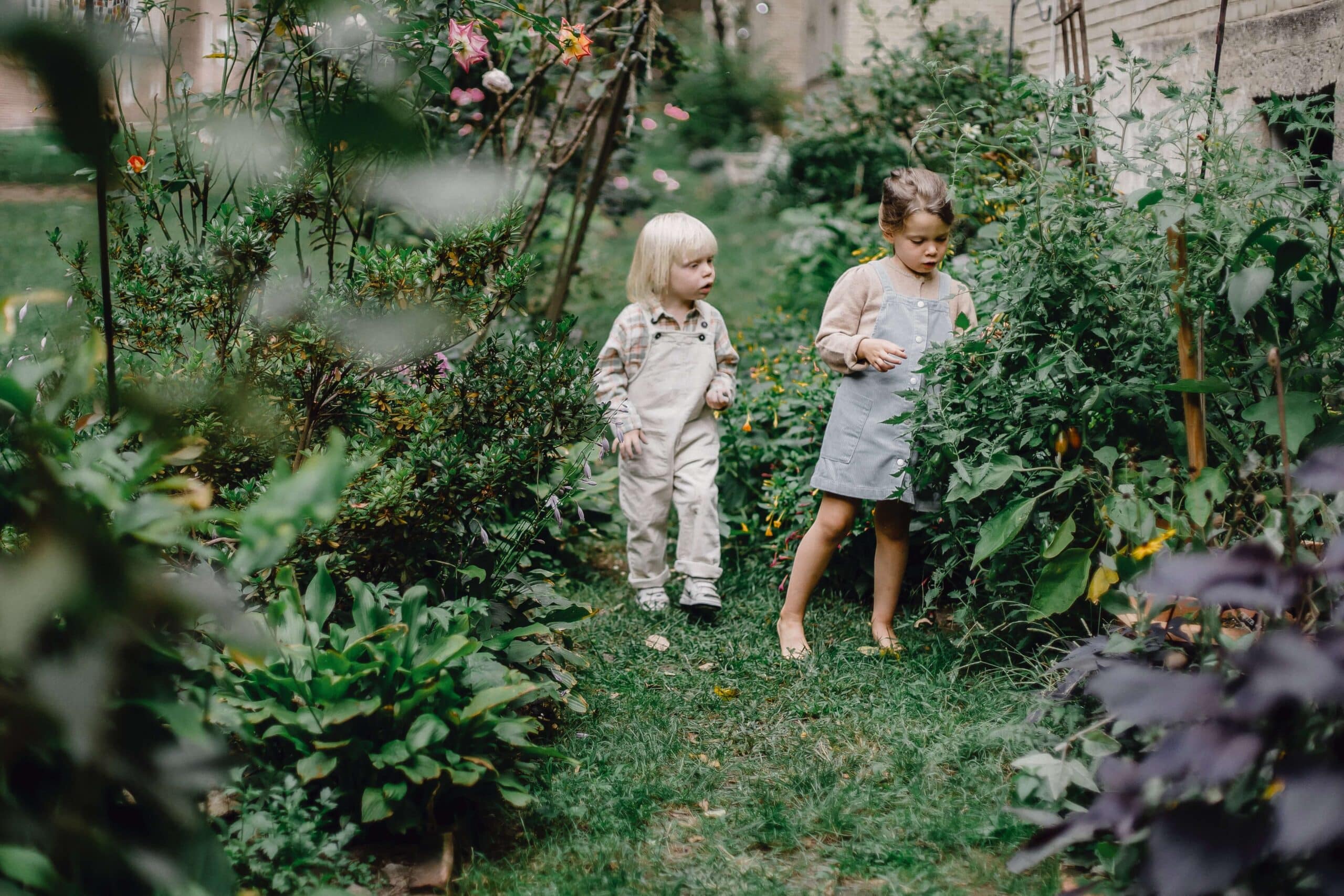 15 jardins pédagogiques à visiter en France / Deux petites filles se promènent dans un jardin