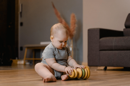 Un bébé joue avec un jouet