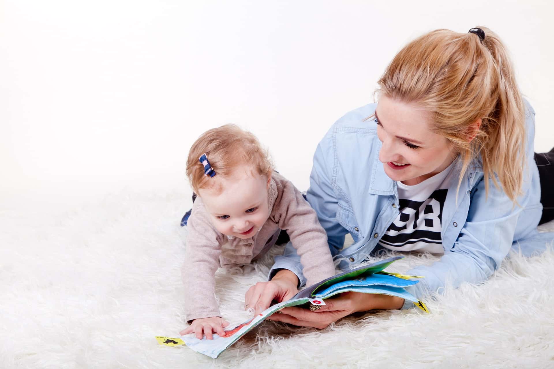 Une maman solo lit une histoire avec sa fille