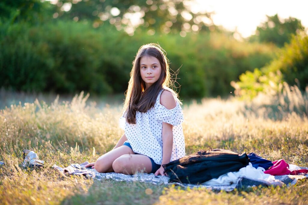 Une jeune fille profite d'un parc