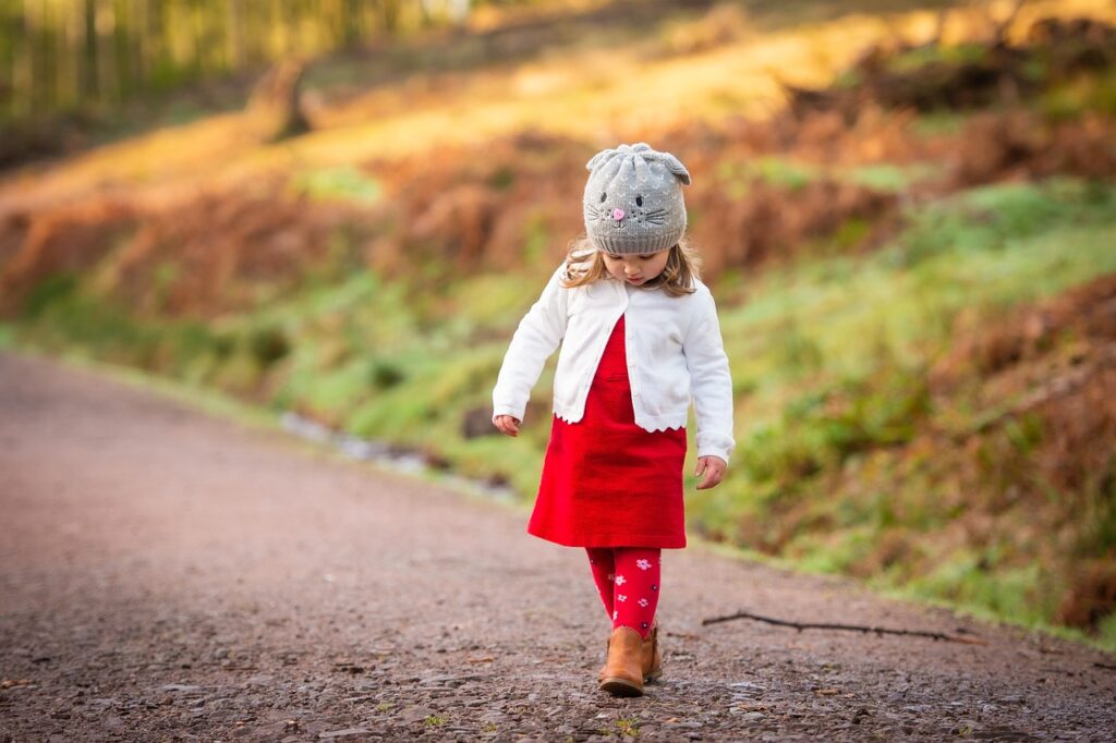 Une petite fille marche dans un parc