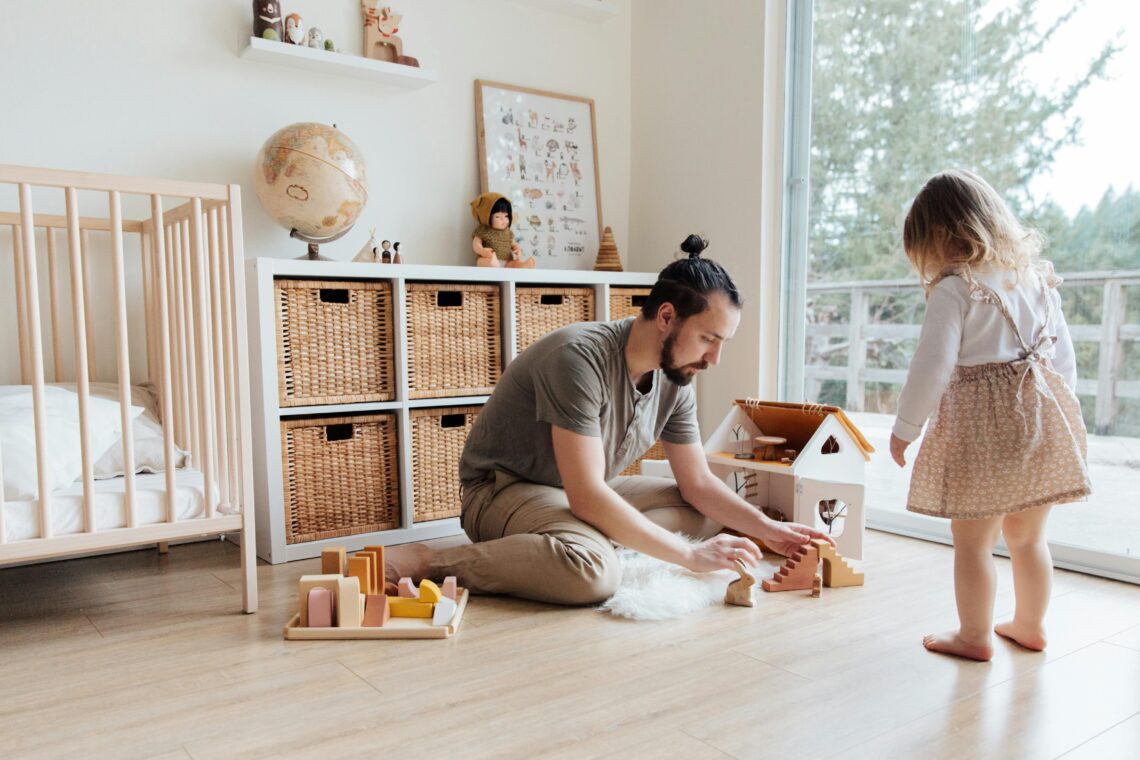 Une petite fille et son papa jouent dans sa chambre