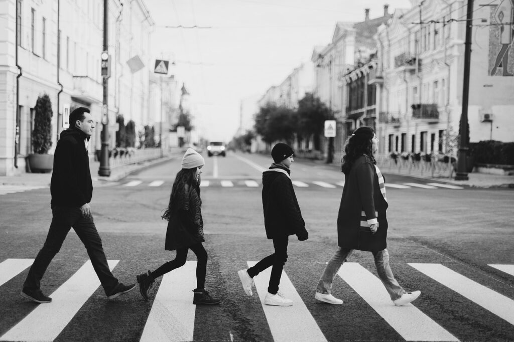 Une famille traverse la rue