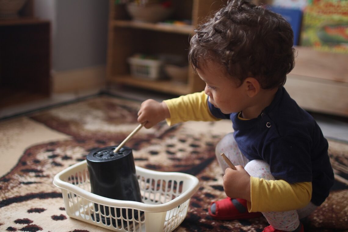 Un petit garçon joue à une activité DIY