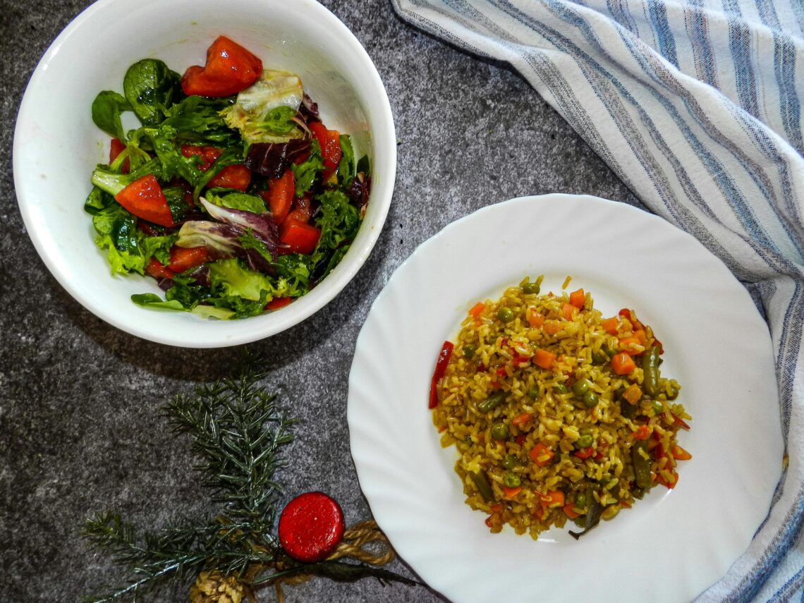 Des plats cuisinés et équilibrés joliment présentés