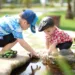 2 enfants jouent au bord de l'eau