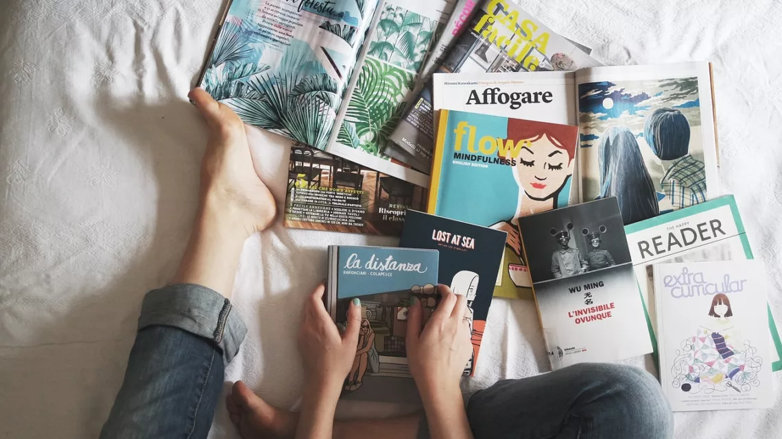 Un enfant est sur son lit avec plein de livres
