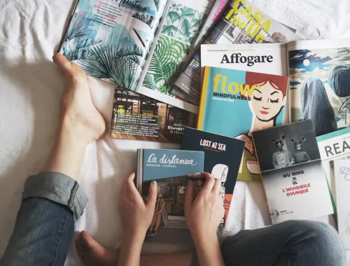 Un enfant est sur son lit avec plein de livres