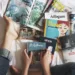 Un enfant est sur son lit avec plein de livres