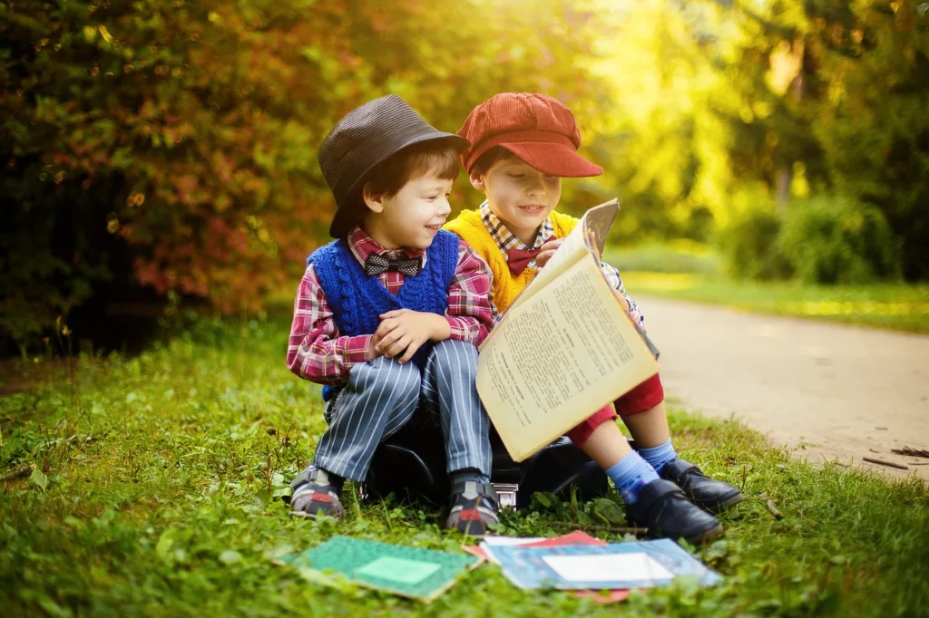 Deux enfants sont en forêt avec des livres