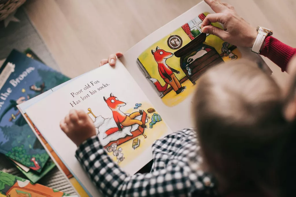 Un bébé joue avec un livre à images