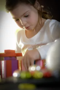 Une petite fille joue à des jeux de construction