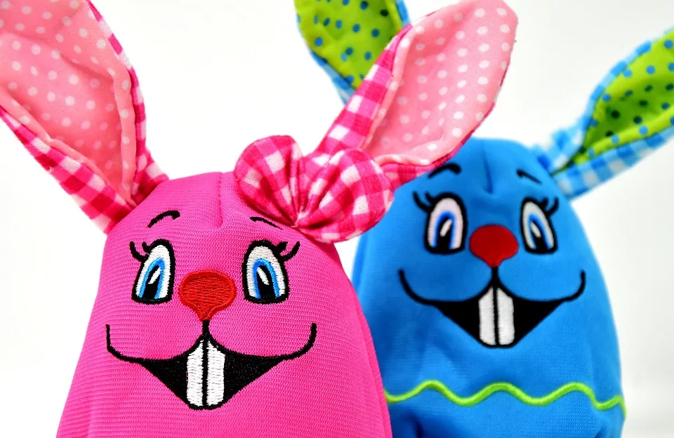 Une peluche rose et une peluche bleue