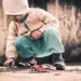 Un enfant joue avec des petites voitures