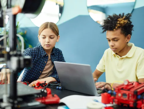 Deux enfants travaillent sur un ordinateur portable