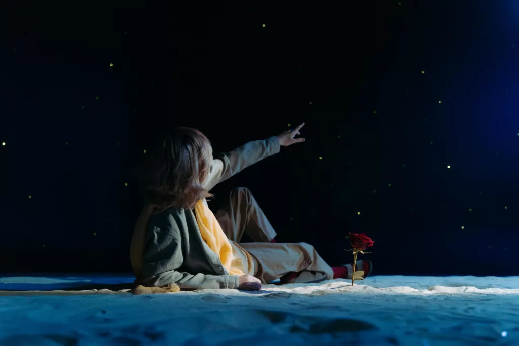 Un enfant regarde le ciel étoilé