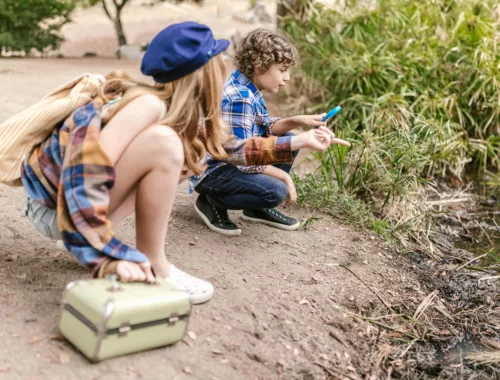 Deux enfants explorent la forêt