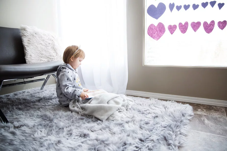 Un enfant lit un livre