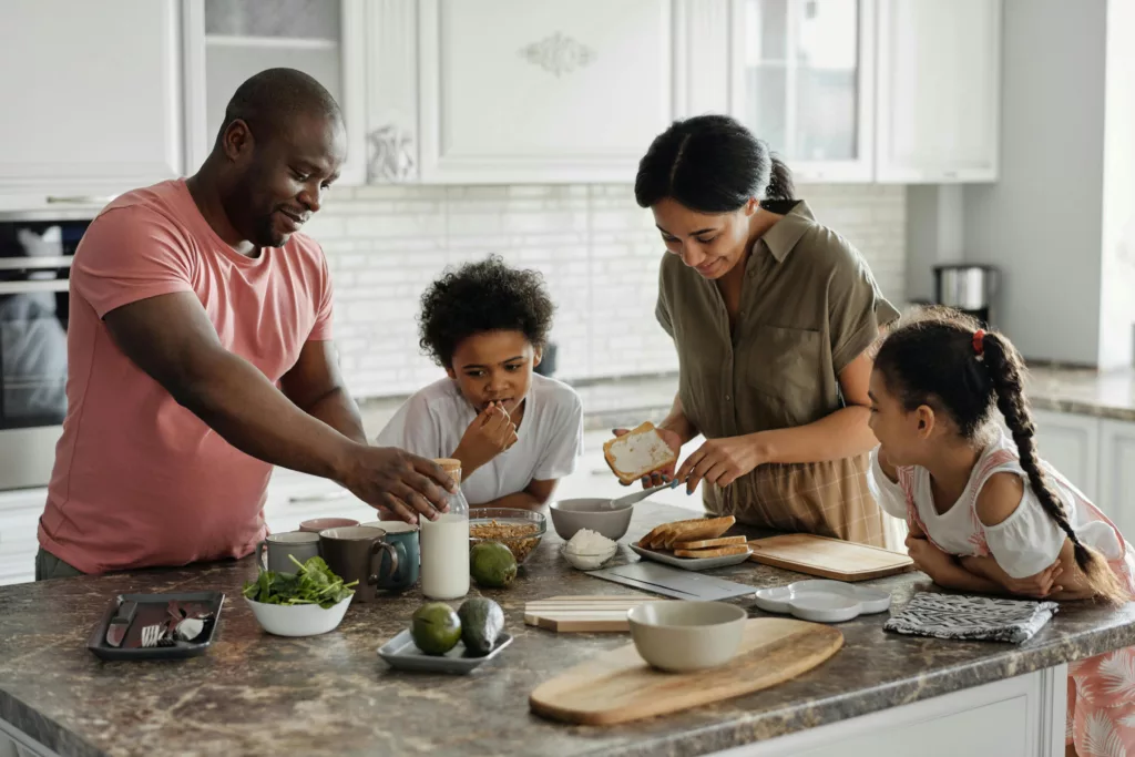Une famille discutent tout en préparant un repas