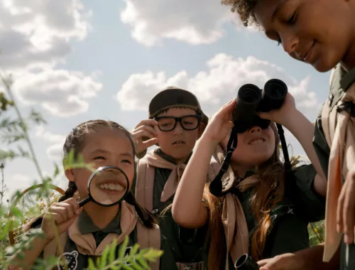 Groupe d'enfants qui font une chasse au trésor