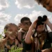 Groupe d'enfants qui font une chasse au trésor