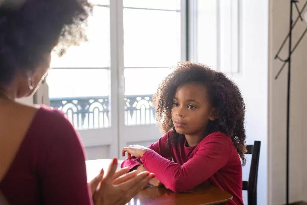 Une maman discute avec sa fille
