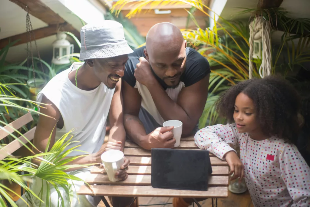 Des parents regardent un documentaire avec leur enfant