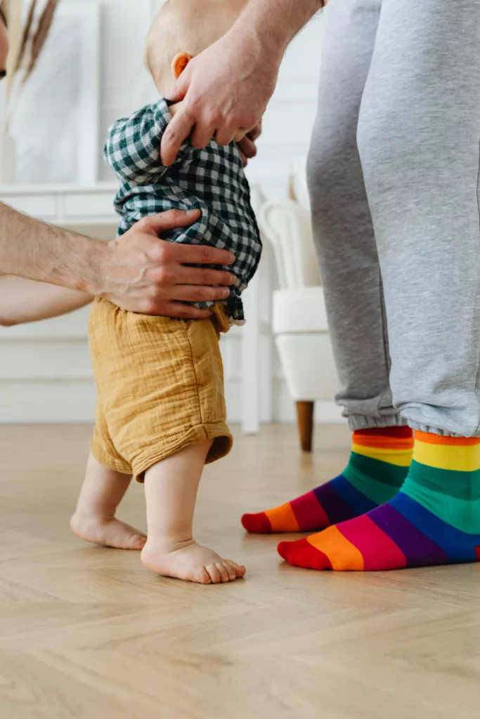 Des parents apprennent à leur enfant comment marcher 
