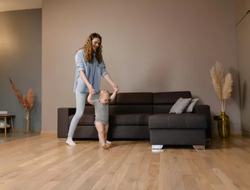 Une maman apprend à son enfant à marcher