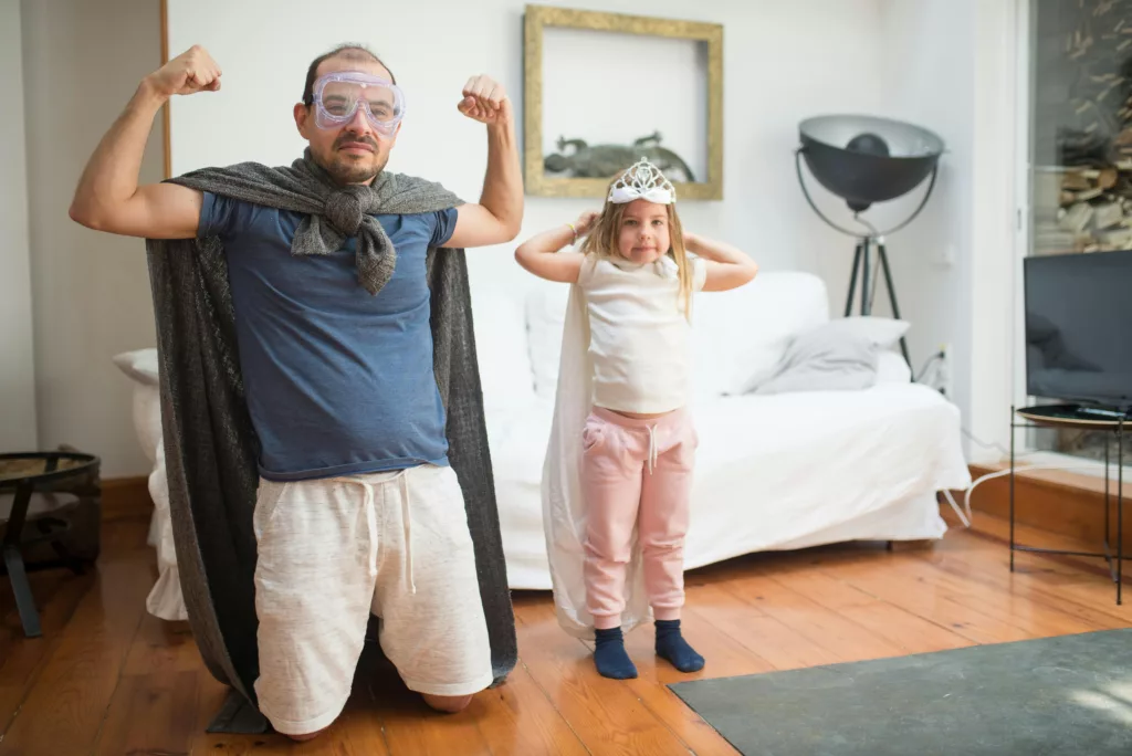 Une petite fille déguisée avec son papa