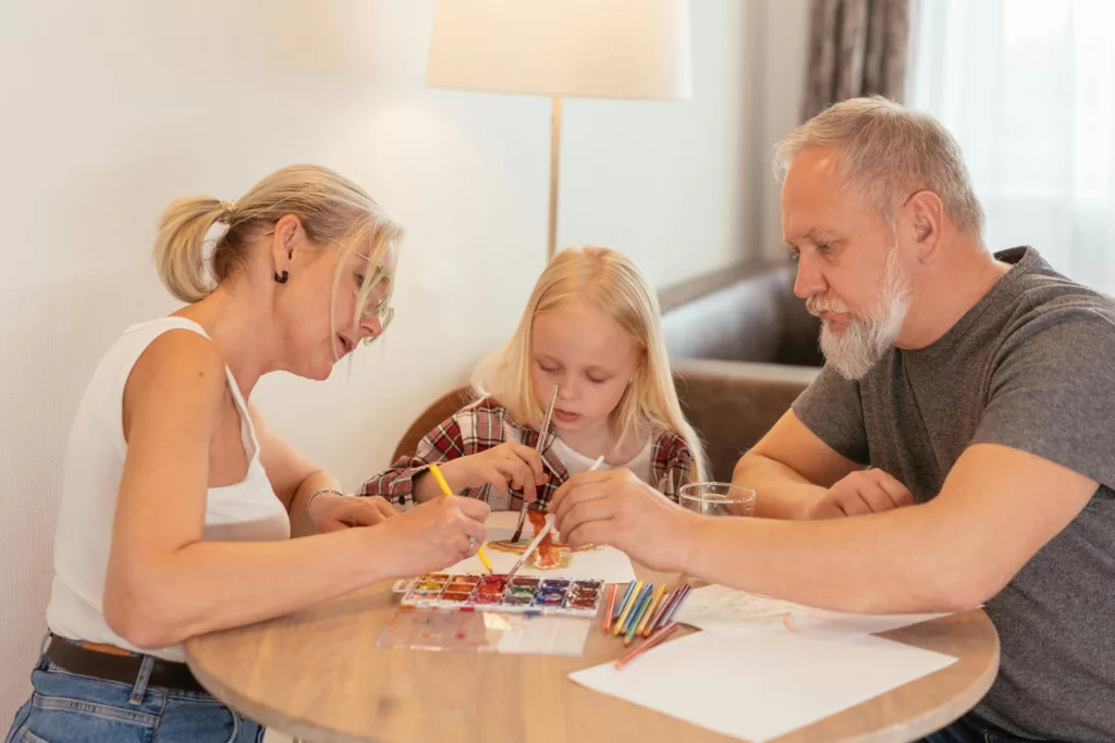 Atelier peinture entre une petite fille et ses grands-parents